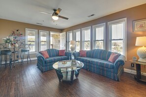 Interior - Walk to Shore! Quiet Escape in North Myrtle Beach (North Myrtle Beach)
