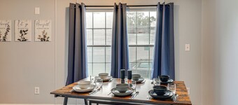 4 Mi to UF Campus! Game Day Getaway w/ Pool Access