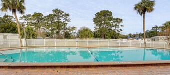 4 Mi to UF Campus! Game Day Getaway w/ Pool Access