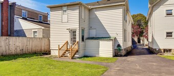 Walk to Lake Ontario & Parks! Lovely Apartment