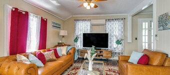 Walk to Lake Ontario & Parks! Lovely Apartment