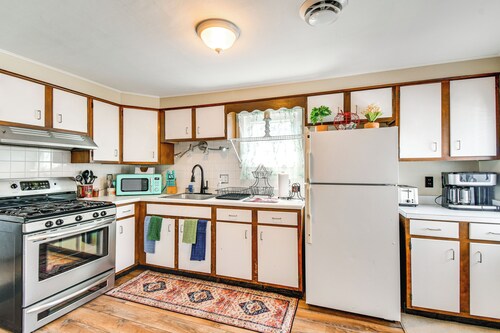 Walk to Lake Ontario & Parks! Lovely Apartment