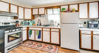 Walk to Lake Ontario & Parks! Lovely Apartment