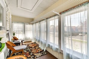 Interior - Walk to Lake Ontario & Parks! Lovely Apartment (Oswego)