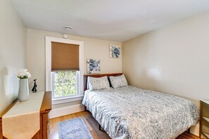 Interior - Walk to Lake Ontario & Parks! Lovely Apartment (Oswego)