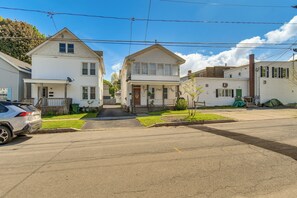 Interior - Walk to Lake Ontario & Parks! Lovely Apartment (Oswego)