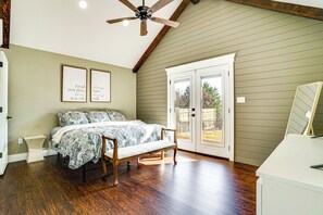 House (3 Bedrooms) | Interior - < 2 Mi to Lake Granbury! Family Home w/ Large Yard (Granbury)