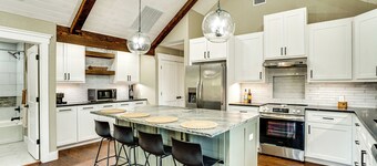 < 2 Mi to Lake Granbury! Family Home w/ Large Yard