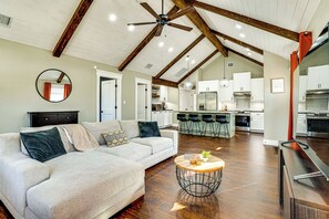 House (3 Bedrooms) | Interior - < 2 Mi to Lake Granbury! Family Home w/ Large Yard (Granbury)