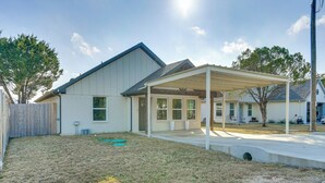 House (3 Bedrooms) | Interior - < 2 Mi to Lake Granbury! Family Home w/ Large Yard (Granbury)