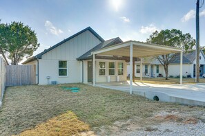 House (3 Bedrooms) | Interior - < 2 Mi to Lake Granbury! Family Home w/ Large Yard (Granbury)