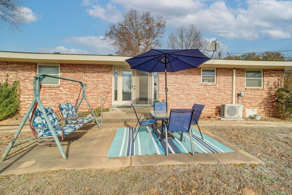 Interior - On Route 66! Bristow Home w/ Spacious Yard (Bristow)