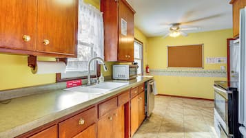 House (4 Bedrooms) | Interior