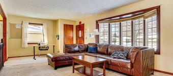 12 Mi to St Paul: Pet-friendly Home w/ Backyard