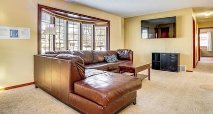 12 Mi to St Paul: Pet-friendly Home w/ Backyard