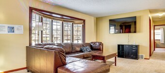 12 Mi to St Paul: Pet-friendly Home w/ Backyard