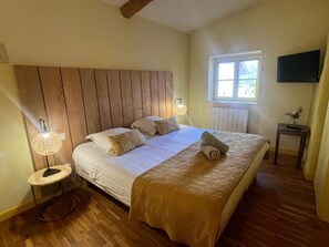 Desk, laptop workspace, blackout drapes, free WiFi - Gîte du Roy d'Amont (Lagnieu)