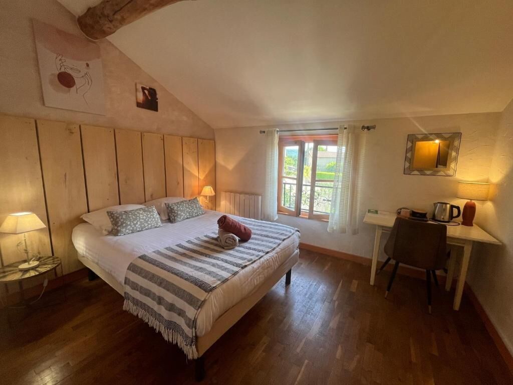 Schreibtisch, laptopgeeigneter Arbeitsplatz, Verdunkelungsvorhänge