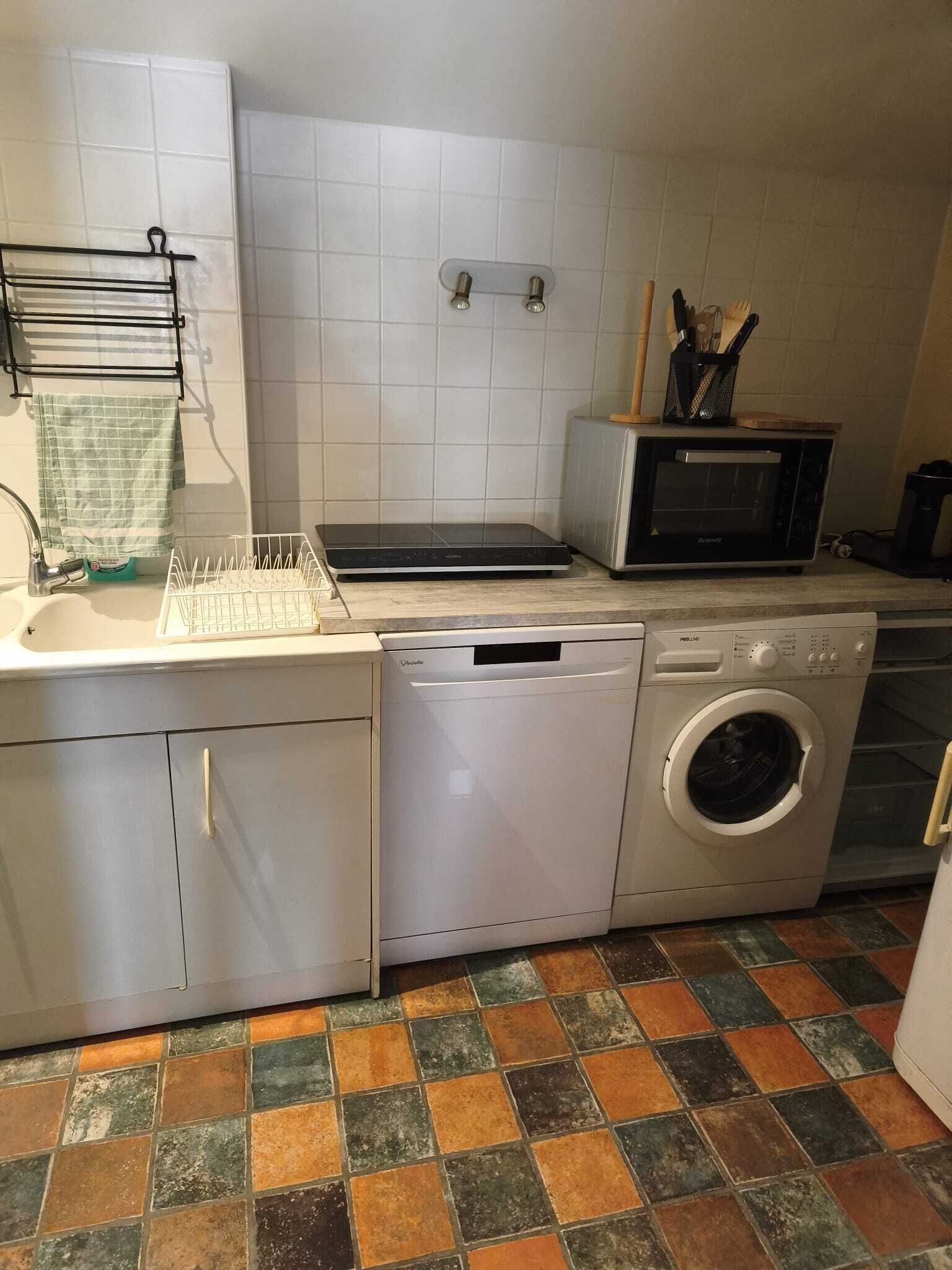 Grand réfrigérateur, micro-ondes, bouilloire électrique, chaise haute