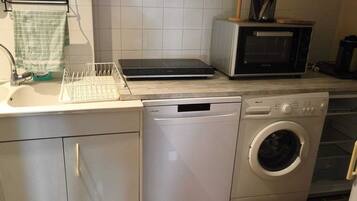 Grand réfrigérateur, micro-ondes, bouilloire électrique, chaise haute