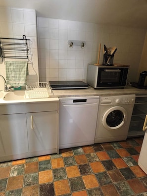 Full-size fridge, microwave, electric kettle, highchair - Gîte du Roy d'Amont (Lagnieu)