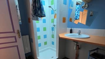 Family Quadruple Room, Courtyard View | Bathroom