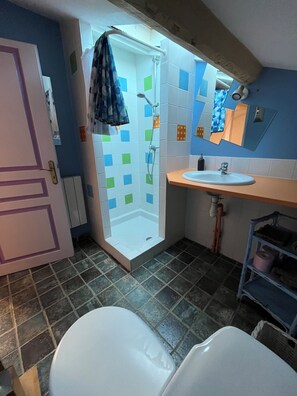 Chambre Quadruple Familiale, vue cour intérieure | Salle de bain