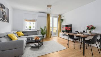 Apartamento conforto, sacada, vista para o pátio | Escrivaninha, espaço de trabalho para notebook, quartos à prova de som