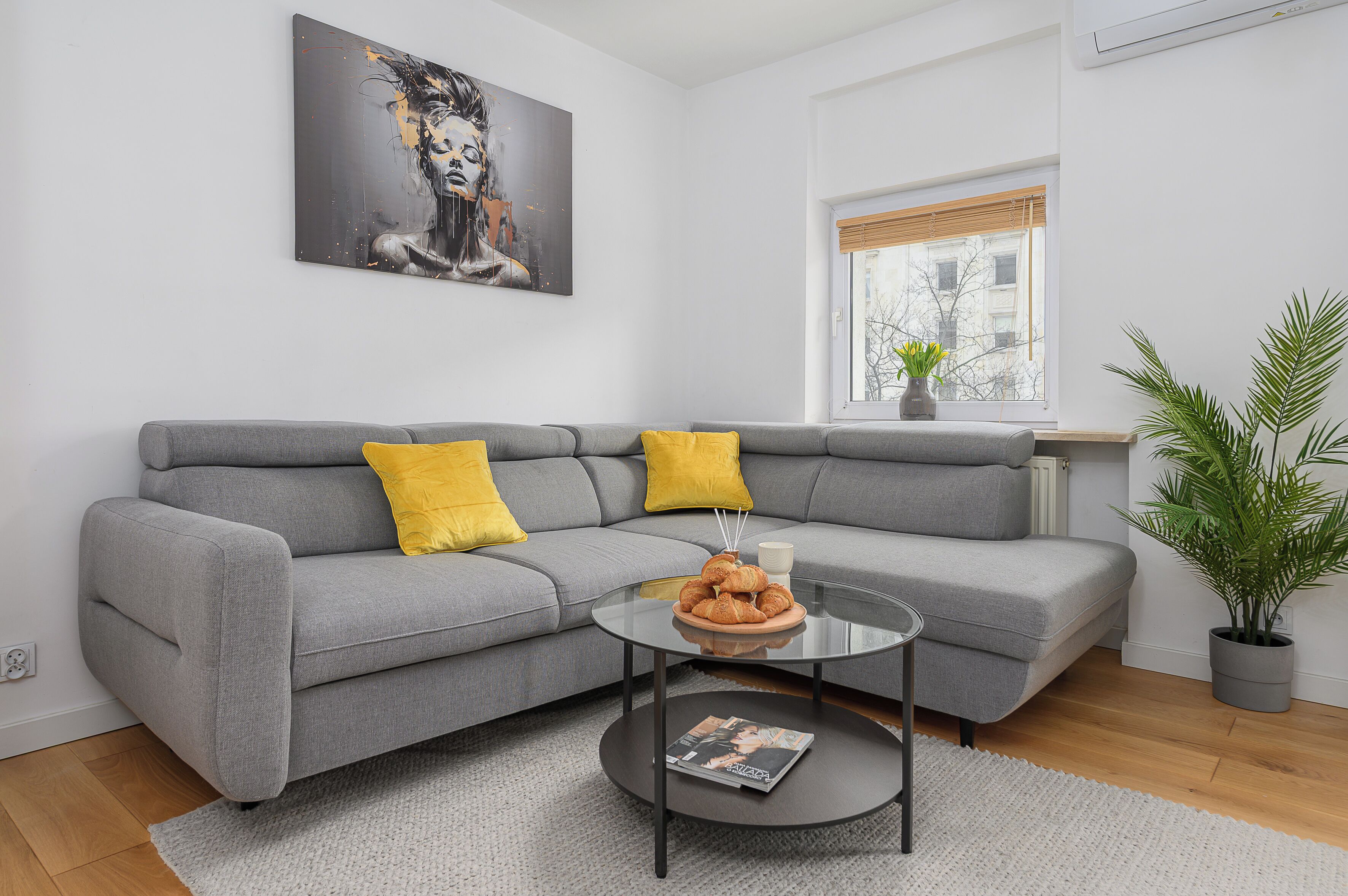 Apartamento conforto, sacada, vista para o pátio | Escrivaninha, espaço de trabalho para notebook, quartos à prova de som