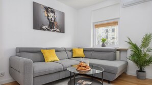 Comfort Apartment, Balcony, Courtyard View | Desk, laptop workspace, soundproofing, iron/ironing board - Lumina lux apart in the center of Warsaw (Warsaw)