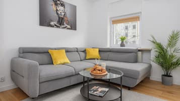 Apartamento conforto, sacada, vista para o pátio | Escrivaninha, espaço de trabalho para notebook, quartos à prova de som