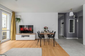 Comfort appartement, balkon, uitzicht op de binnenplaats | Een bureau, een laptopwerkplek, een strijkplank/strijkijzer