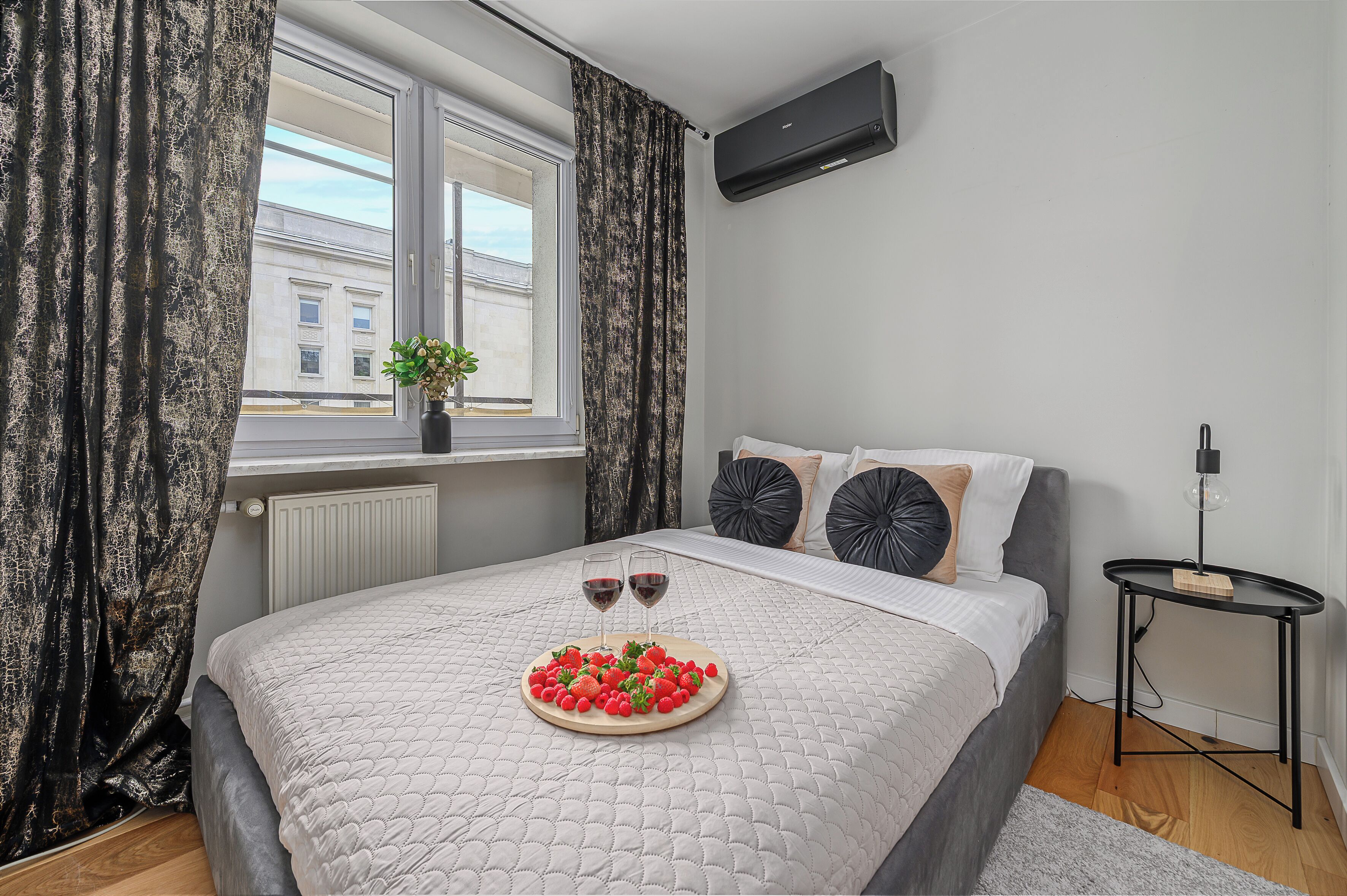 مكتب ومساحة عمل للكمبيوتر المحمول ومكواة/لوح كي وأسرّة أطفال/رضّع