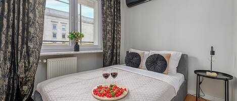 Comfort Apartment, Balcony, Courtyard View | Desk, laptop workspace, iron/ironing board, cribs/infant beds