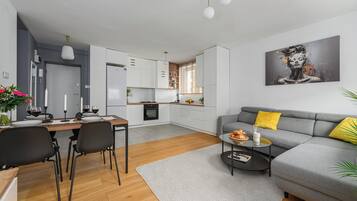 Apartamento conforto, sacada, vista para o pátio | Escrivaninha, espaço de trabalho para notebook, quartos à prova de som