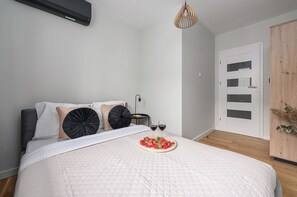 Departamento Confort, balcón, vista al patio | Escritorio, espacio para trabajar con laptop y insonorización