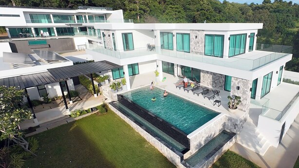 Property entrance - Luxurious 5-bedroom Villa Overlooking Pattaya City (Bang Lamung)