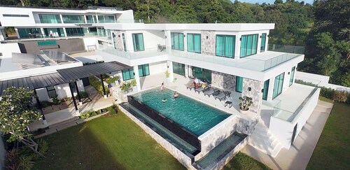 Luxurious 5-bedroom Villa Overlooking Pattaya City
