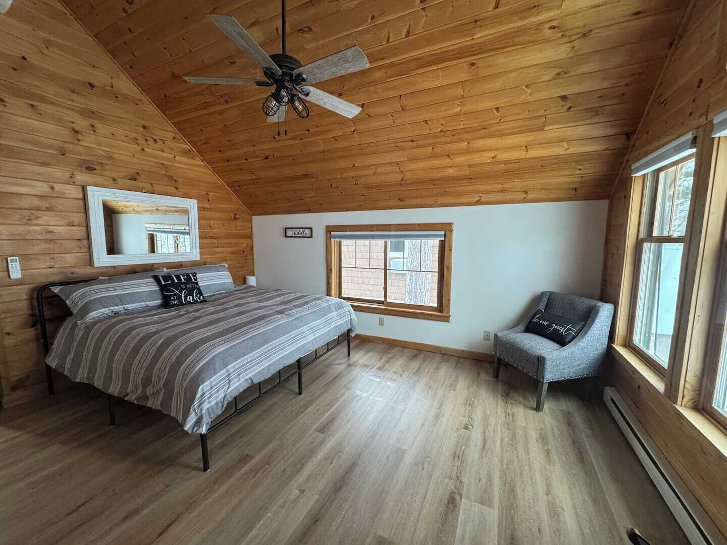 Fer et planche à repasser, lit parapluie, Wi-Fi gratuit, draps fournis