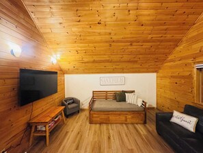 Smart TV, fireplace - NEW! Leelanau Resort Therapy -Lakefront/Ice Fish (Cedar)