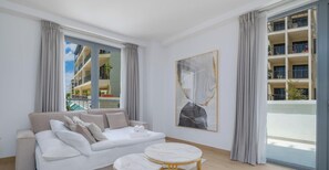TV, stereo - LUX The La Mer Sea View Suite 4 (Dubai)