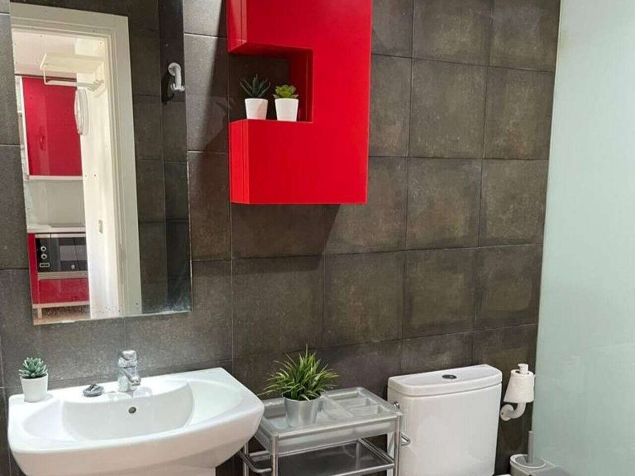 Secador de cabelo, toalhas de banho