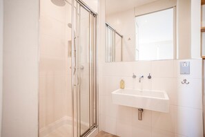 Shower, hair dryer, towels, soap - Main Street (No 56) | Lower Largo (Lower Largo)