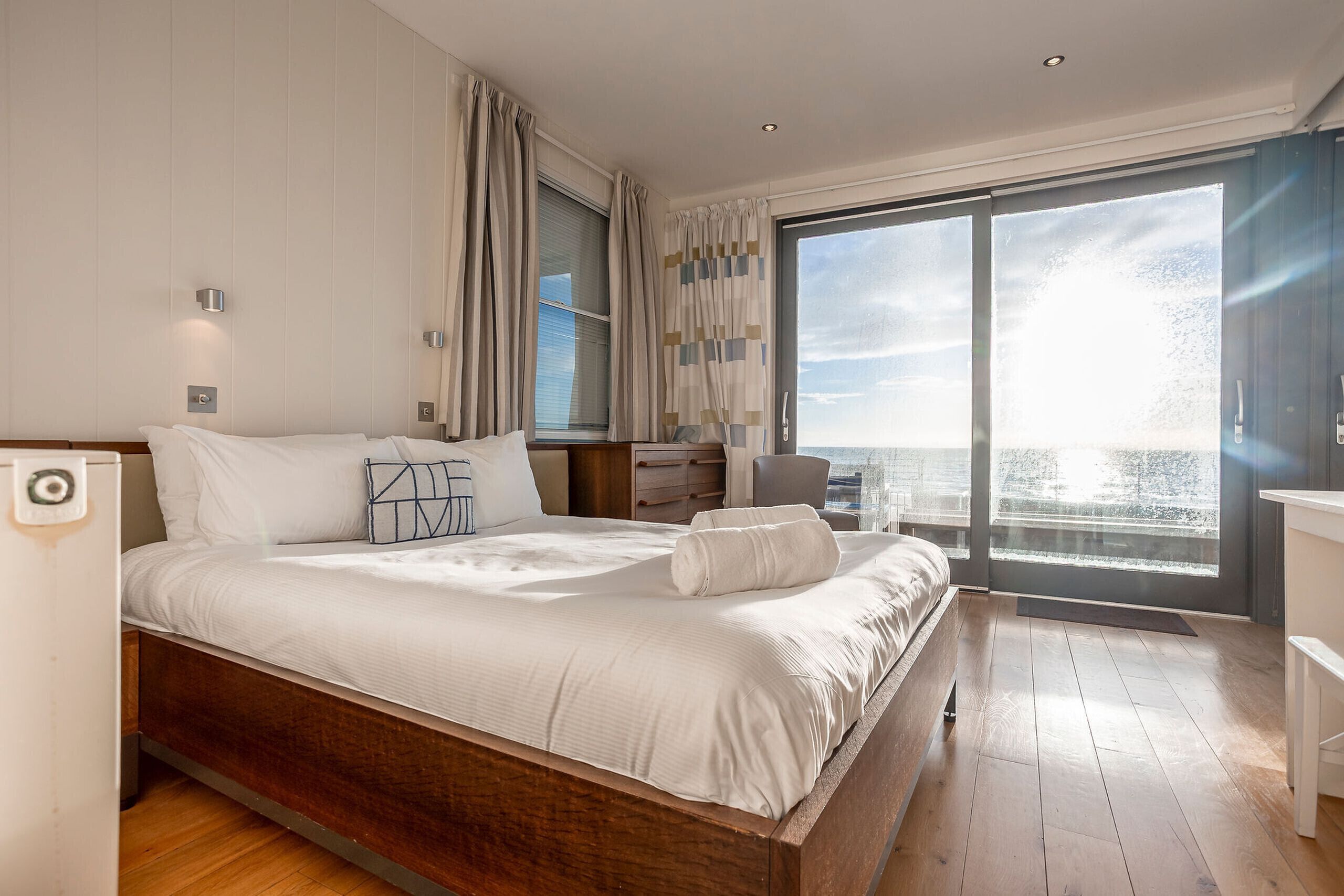 مكواة/لوح كي وواي فاي مجانًا وملاءات أسرّة