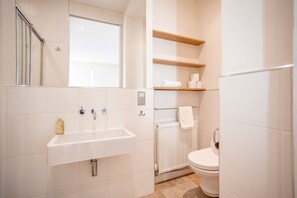 Shower, hair dryer, towels, soap - Main Street (No 56) | Lower Largo (Lower Largo)