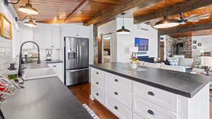 Cafetera y tetera, refrigerador, microondas y horno 
