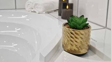 Een bubbelbad, een haardroger, handdoeken, zeep