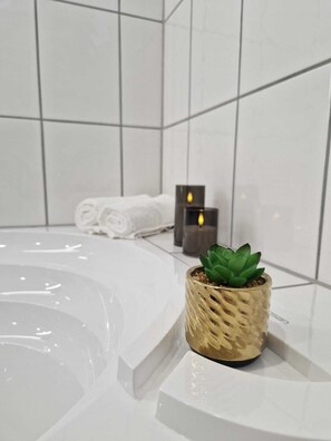 Whirlpool, Haartrockner, Handtücher, Seife