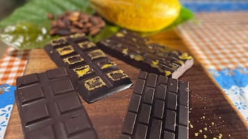 Frigorífico grande, horno, lavavajillas y utensilios de cocina