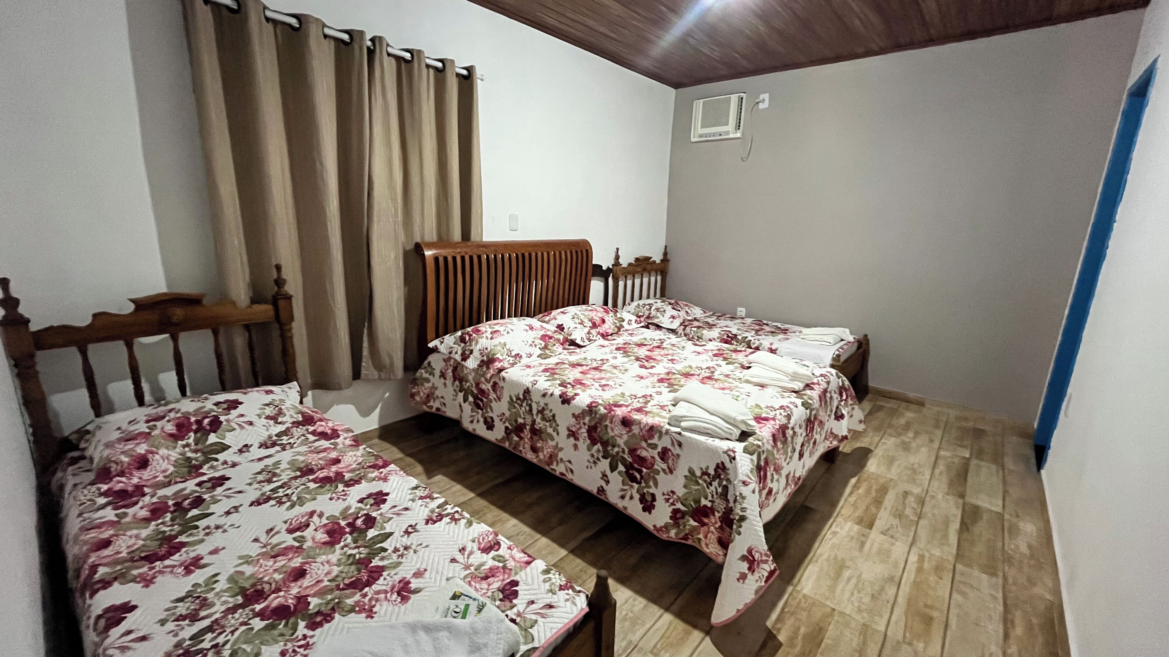 Suite estándar, varias camas, baño privado, planta baja | Wifi gratis